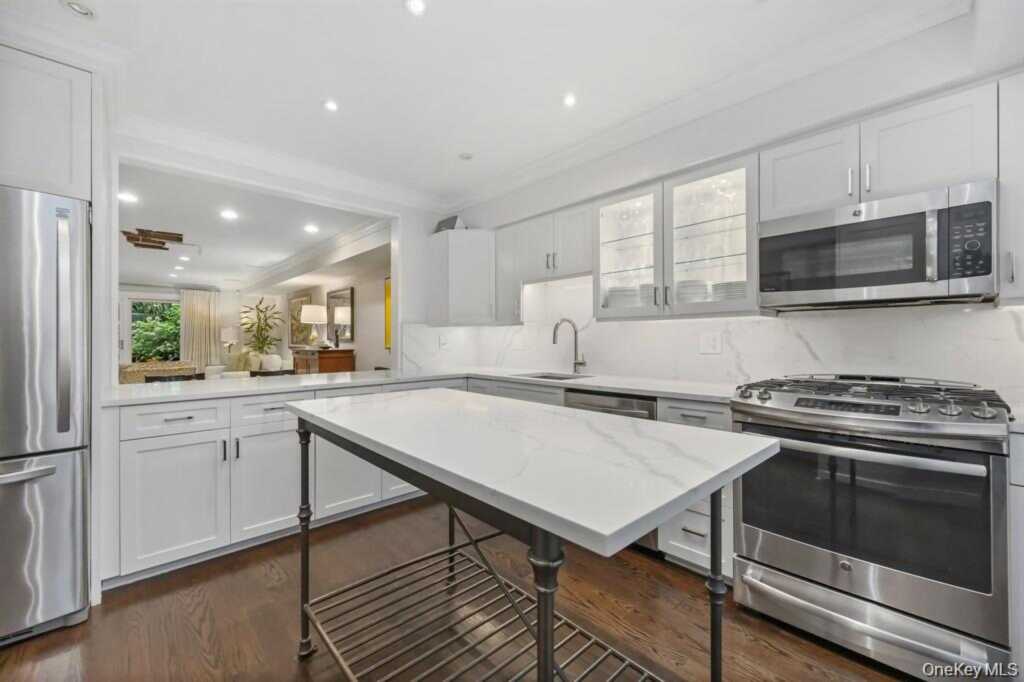 1054 Boston Post Road, Rye, NY 10580 - Photo 2 of 22