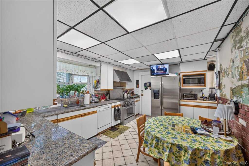 77 Irving Place, New Rochelle, NY 10801 - Photo 7 of 33