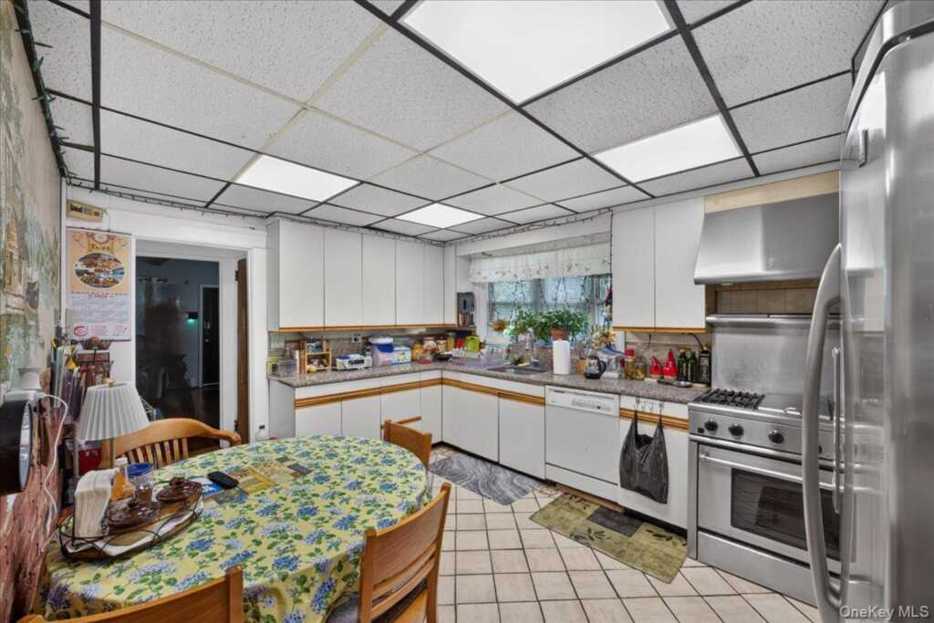 77 Irving Place, New Rochelle, NY 10801 - Photo 8 of 33