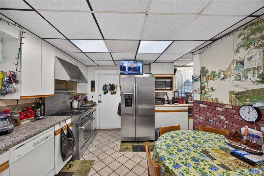77 Irving Place, New Rochelle, NY 10801 - Photo 9 of 33
