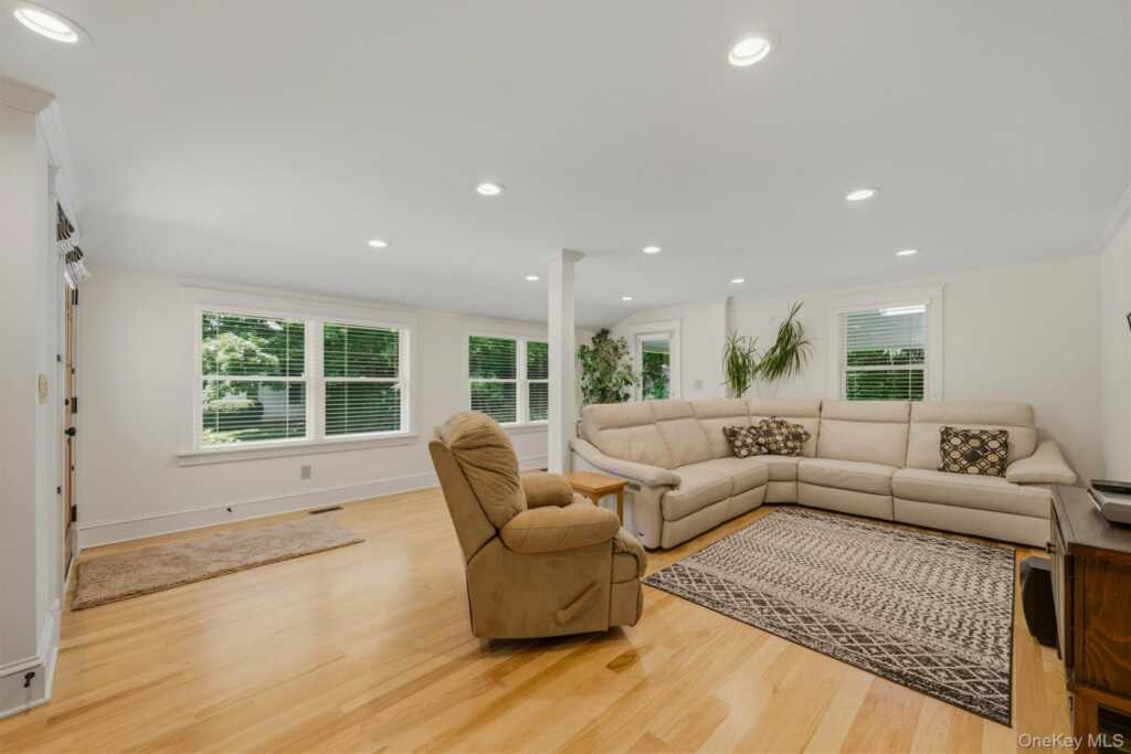 324 Haverstraw Road, Suffern, NY 10901 - Photo 7 of 50