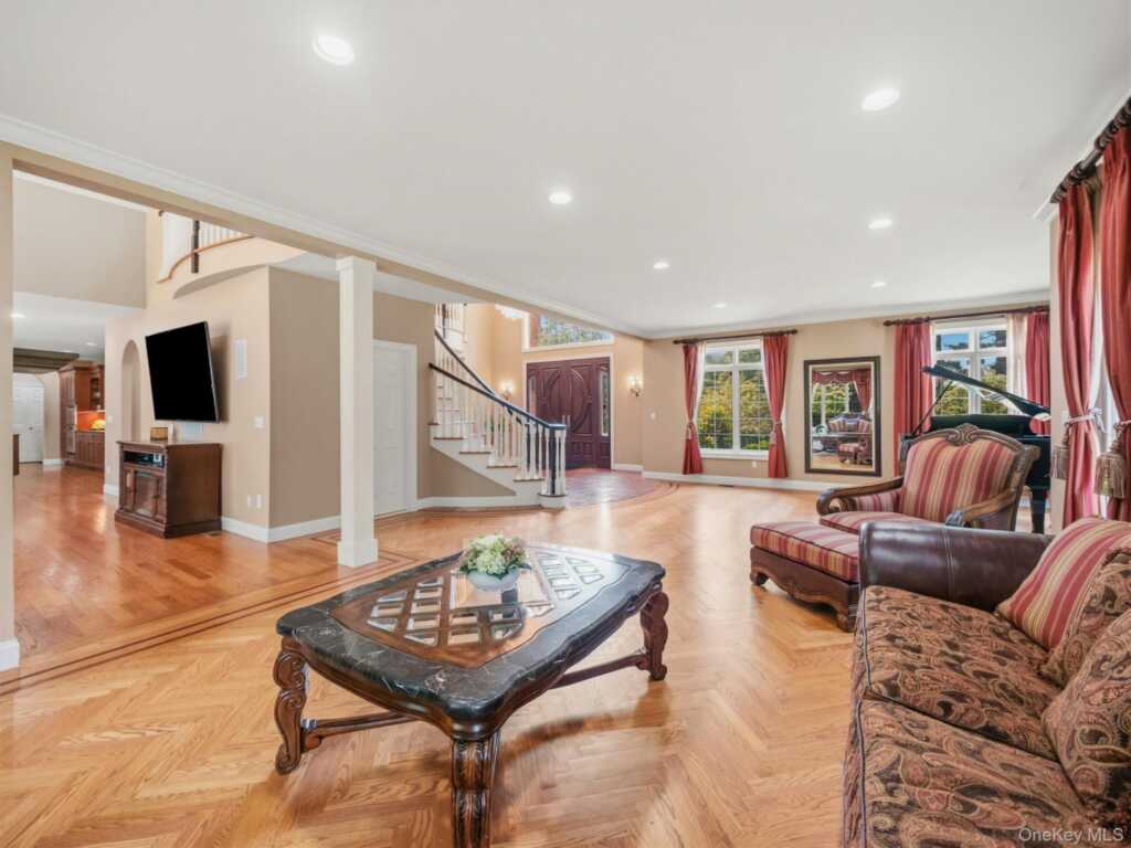 637 S Mountain Road, New City, NY 10956 - Photo 10 of 50