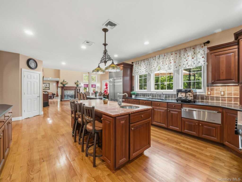 637 S Mountain Road, New City, NY 10956 - Photo 17 of 50