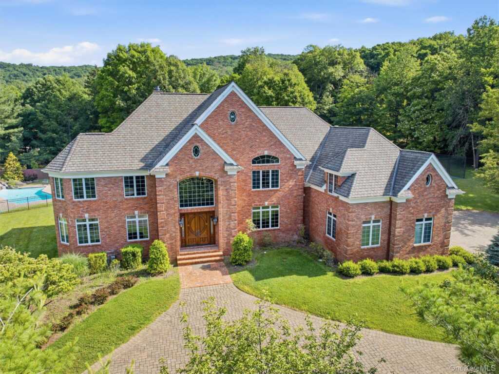 637 S Mountain Road, New City, NY 10956 - Photo 2 of 50