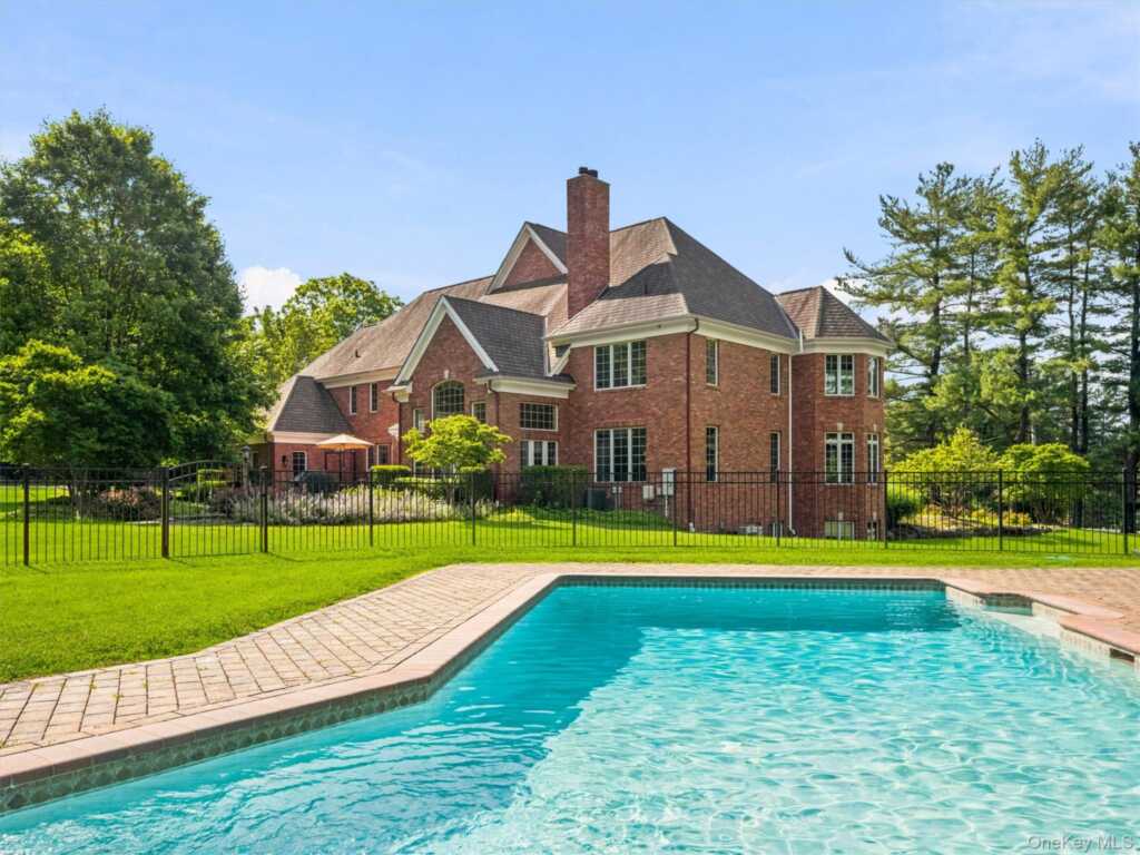 637 S Mountain Road, New City, NY 10956 - Photo 4 of 50