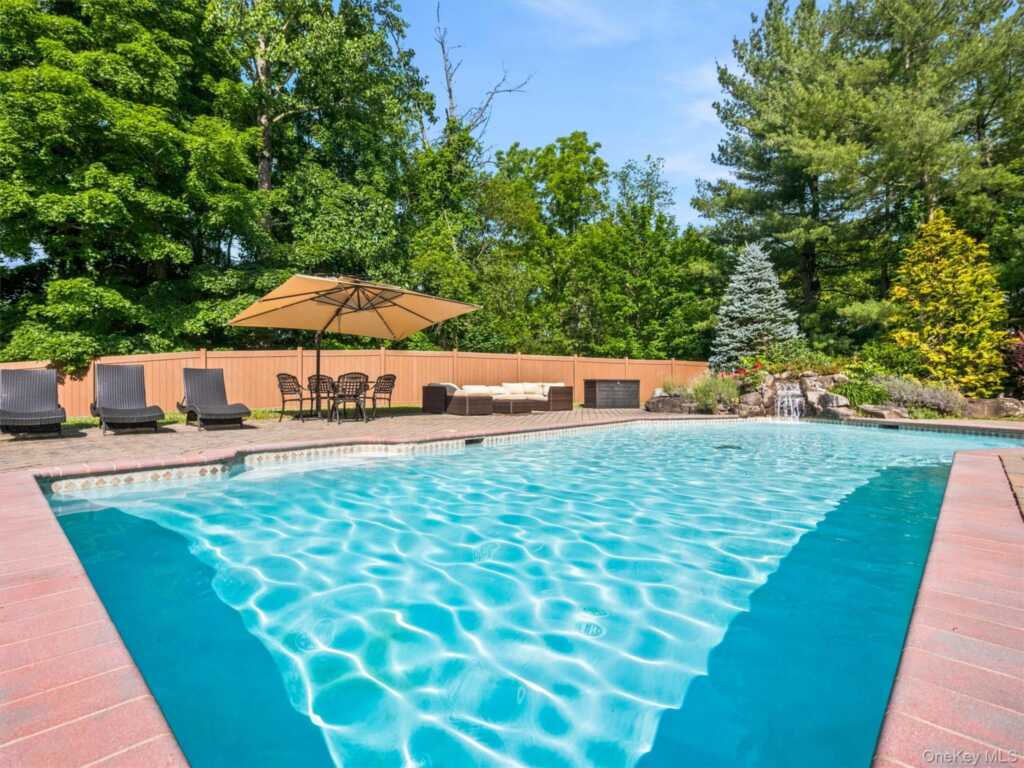 637 S Mountain Road, New City, NY 10956 - Photo 5 of 50