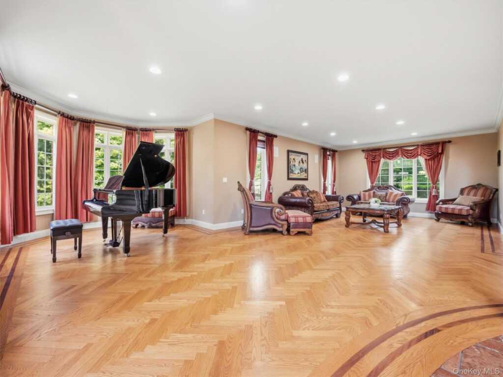 637 S Mountain Road, New City, NY 10956 - Photo 9 of 50