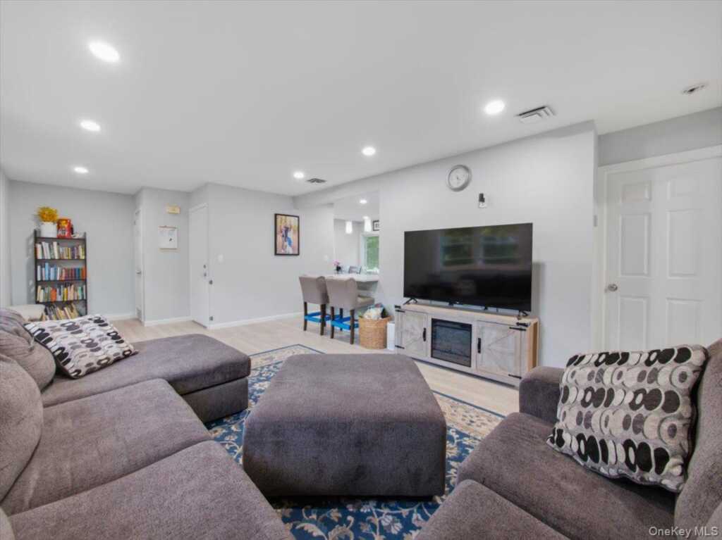 784 Brookridge Drive, Valley Cottage, NY 10989 - Photo 5 of 27
