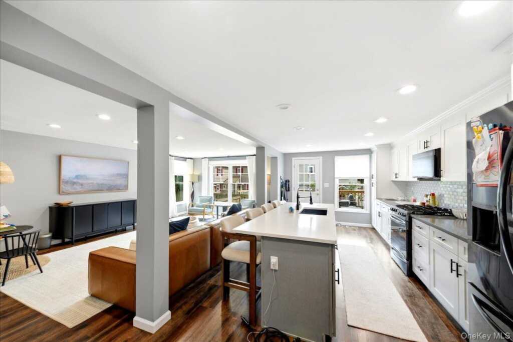 736 Pelhamdale Avenue, New Rochelle, NY 10801 - Photo 3 of 22