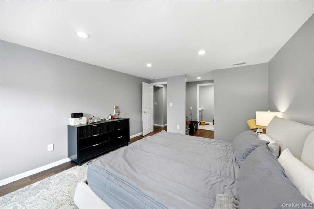 736 Pelhamdale Avenue, New Rochelle, NY 10801 - Photo 9 of 22