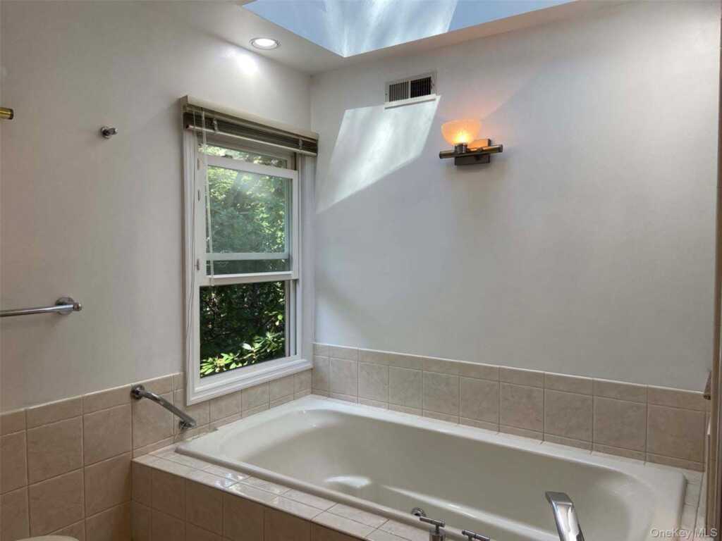 2 Livingston Road, New Rochelle, NY 10583 - Photo 10 of 20