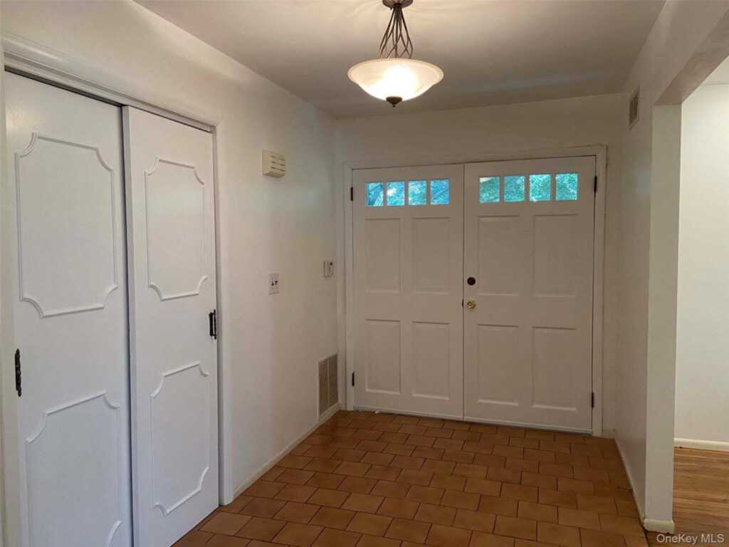 2 Livingston Road, New Rochelle, NY 10583 - Photo 2 of 20