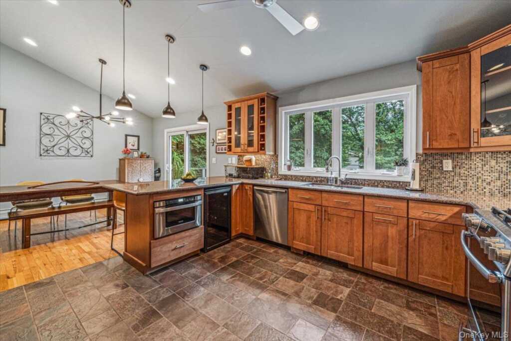 94 Hess Road, Valley Cottage, NY 10989 - Photo 12 of 34