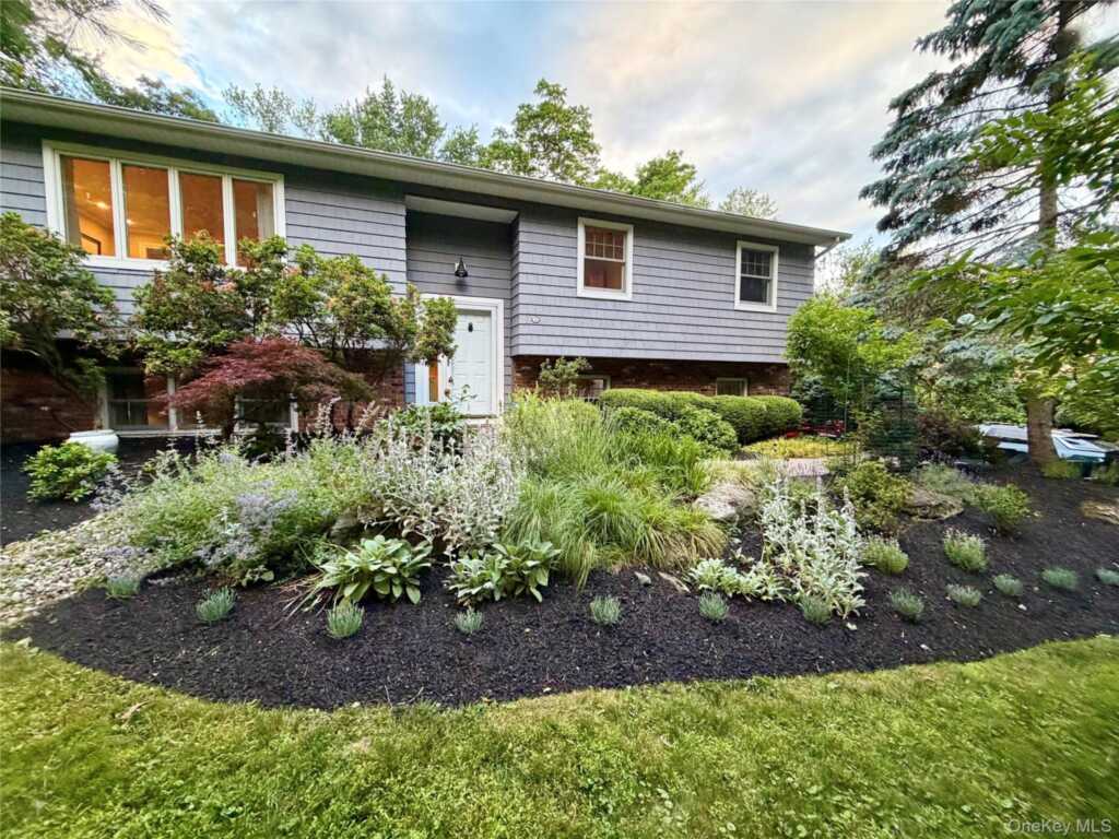 94 Hess Road, Valley Cottage, NY 10989 - Photo 2 of 34