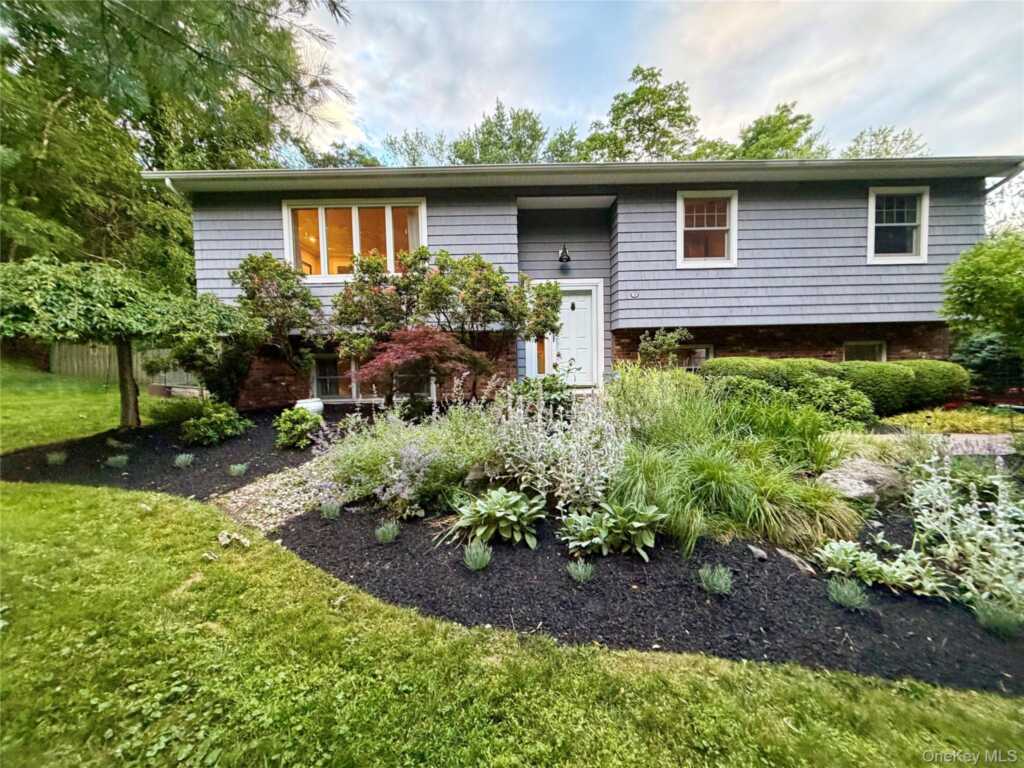 94 Hess Road, Valley Cottage, NY 10989 - Photo 3 of 34