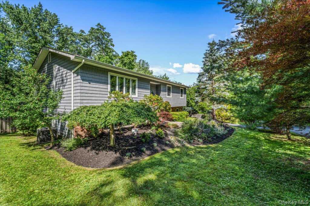 94 Hess Road, Valley Cottage, NY 10989 - Photo 4 of 34