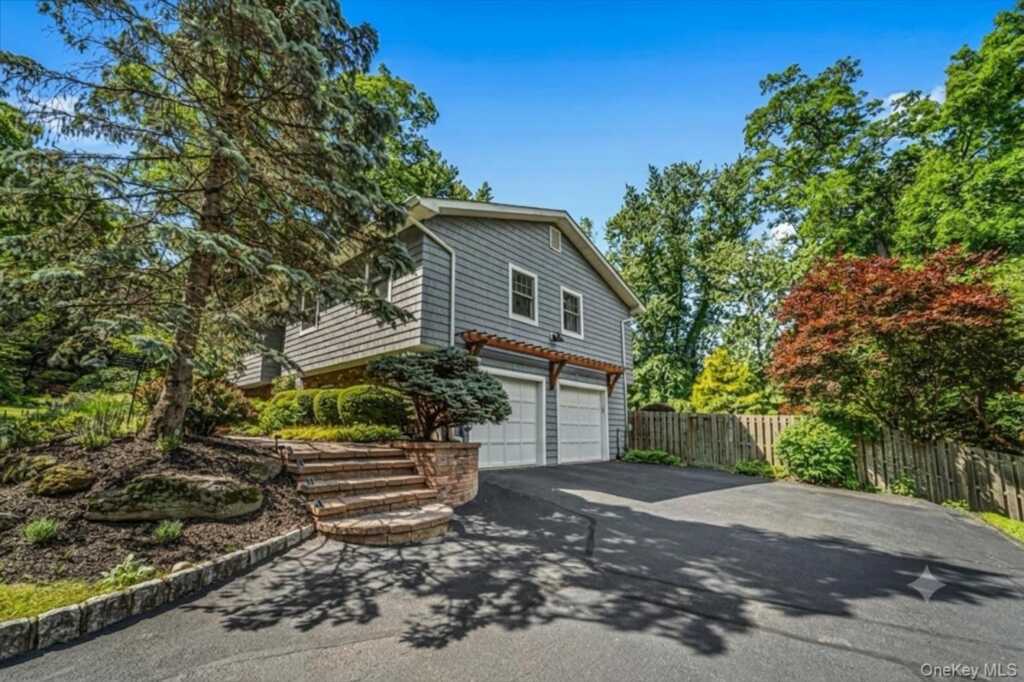 94 Hess Road, Valley Cottage, NY 10989 - Photo 5 of 34