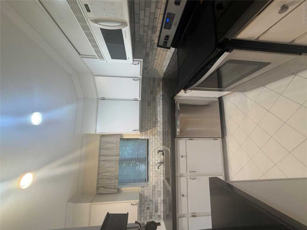 75 Greenway Close, Unit #75, Rye, NY 10573 - Photo 3 of 23