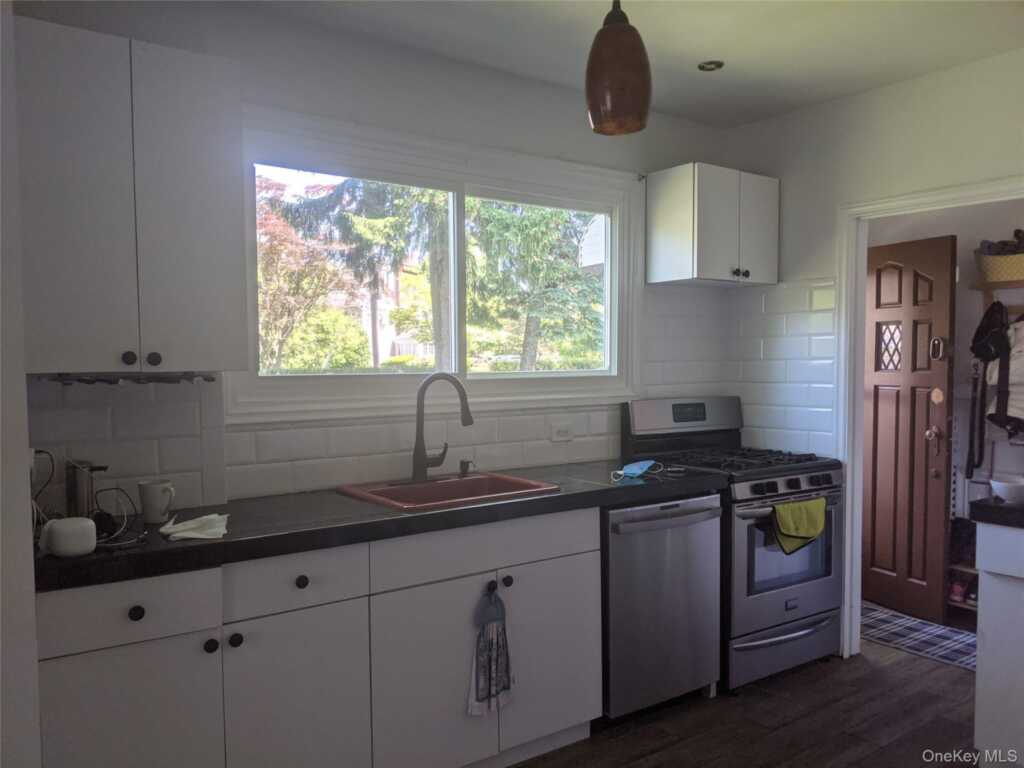 294 Lincoln Avenue, New Rochelle, NY 10801 - Photo 7 of 30