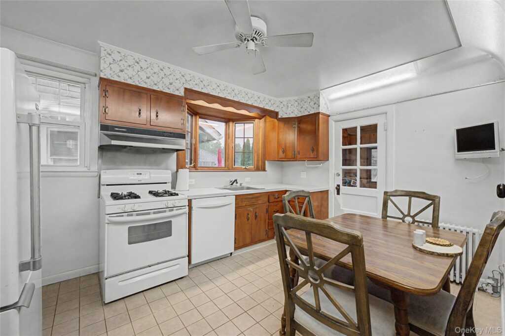 40 Dewey Avenue, New Rochelle, NY 10801 - Photo 10 of 17