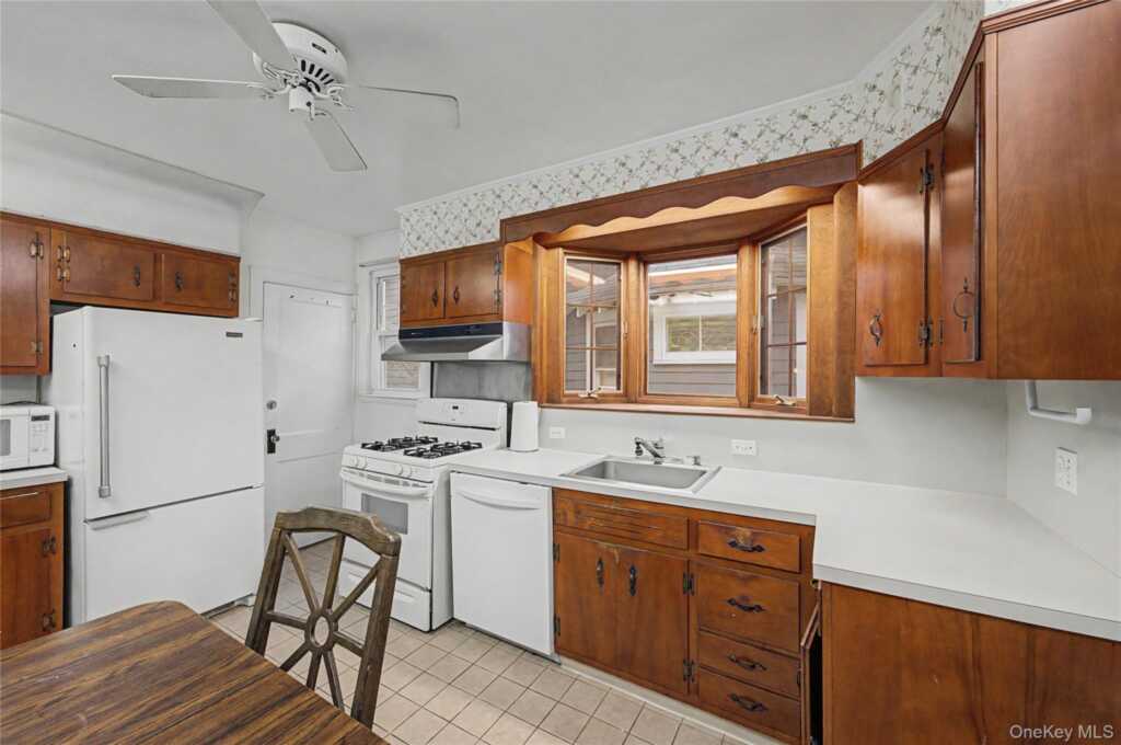40 Dewey Avenue, New Rochelle, NY 10801 - Photo 8 of 17