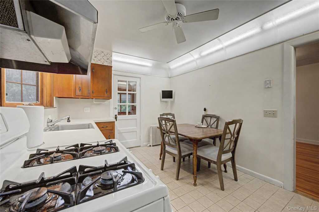 40 Dewey Avenue, New Rochelle, NY 10801 - Photo 9 of 17