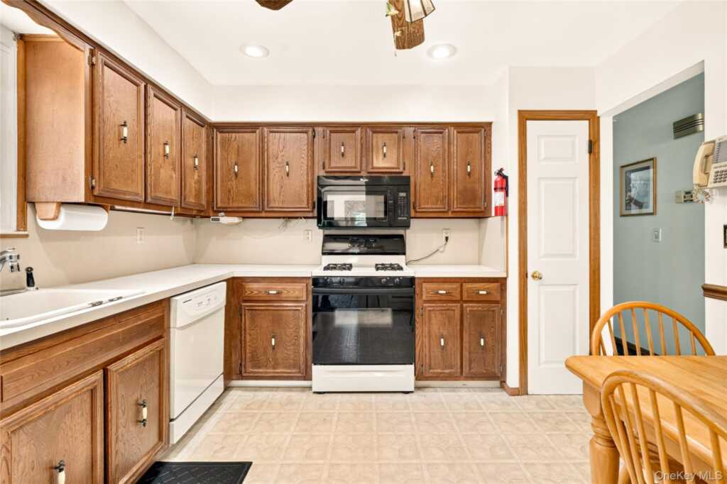 10 Lighthouse Court, Stony Point, NY 10986 - Photo 19 of 48