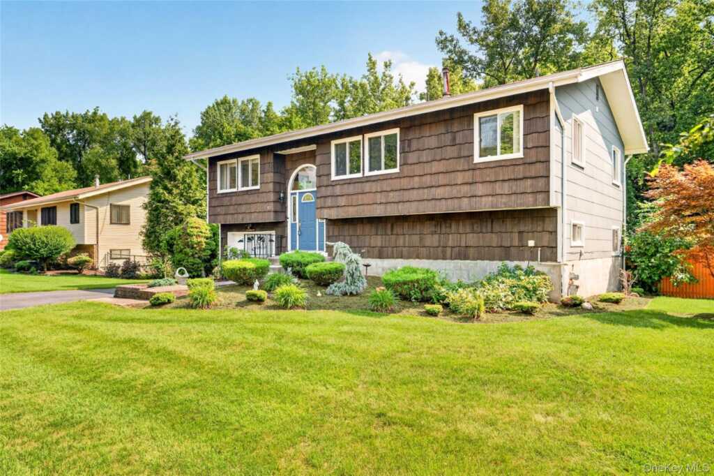 10 Lighthouse Court, Stony Point, NY 10986 - Photo 3 of 48
