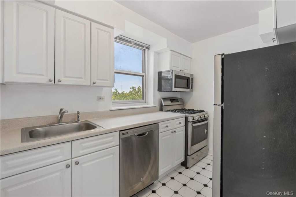 720 Pelham Road, Unit #1E, New Rochelle, NY 10805 - Photo 10 of 20