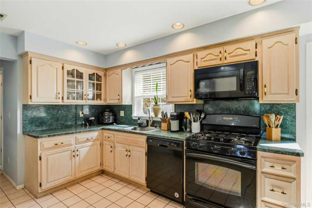 2 Sloane Court, Stony Point, NY 10980 - Photo 14 of 35