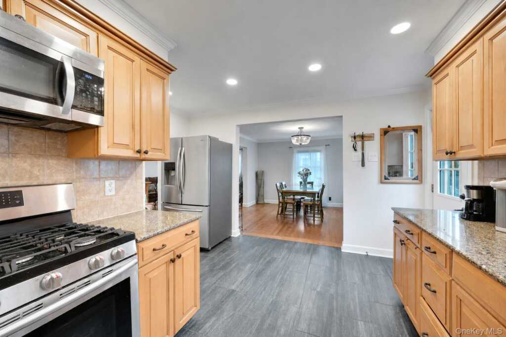 4 Interlaken Avenue, New Rochelle, NY 10801 - Photo 10 of 29