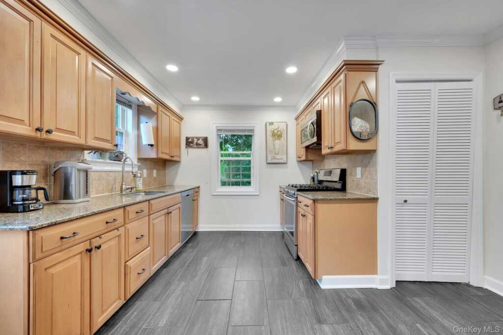 4 Interlaken Avenue, New Rochelle, NY 10801 - Photo 11 of 29