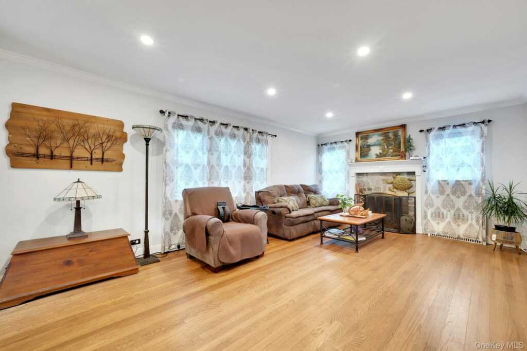 4 Interlaken Avenue, New Rochelle, NY 10801 - Photo 3 of 29