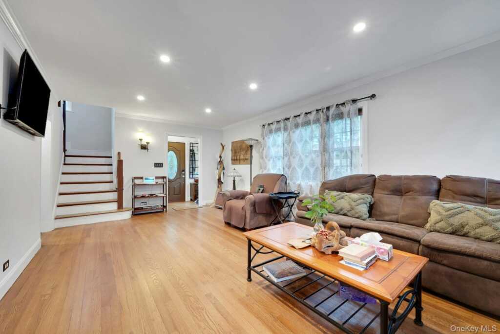4 Interlaken Avenue, New Rochelle, NY 10801 - Photo 4 of 29