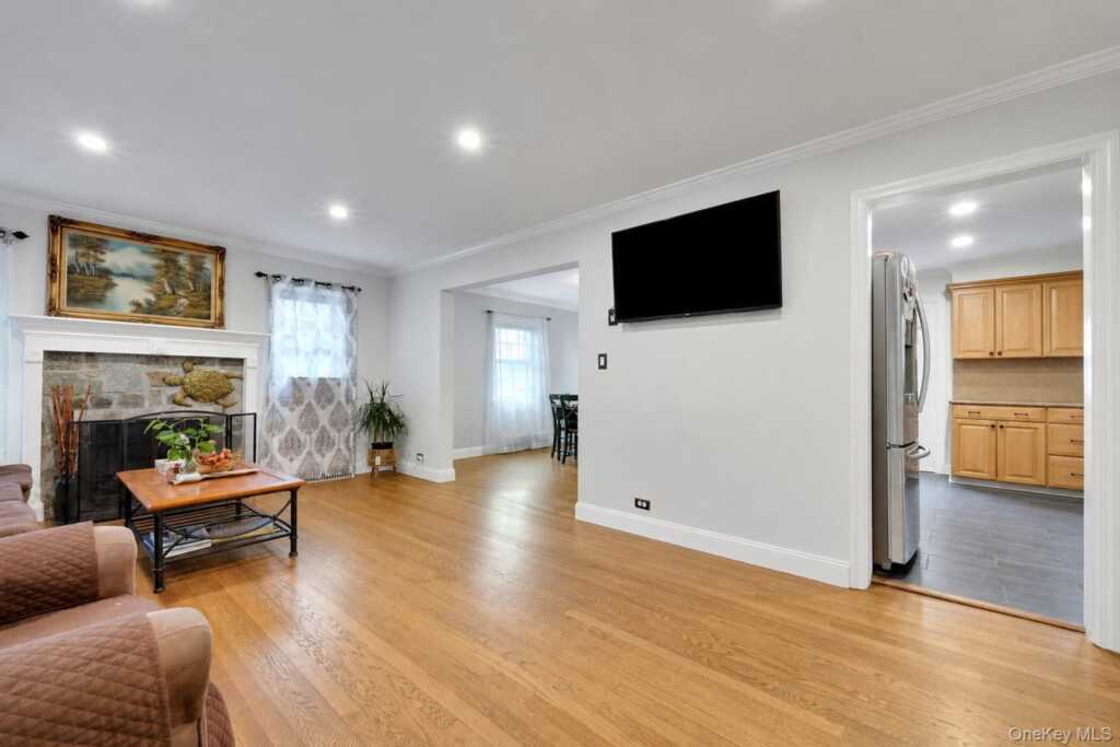 4 Interlaken Avenue, New Rochelle, NY 10801 - Photo 5 of 29