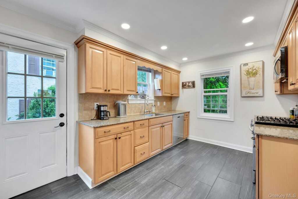 4 Interlaken Avenue, New Rochelle, NY 10801 - Photo 9 of 29
