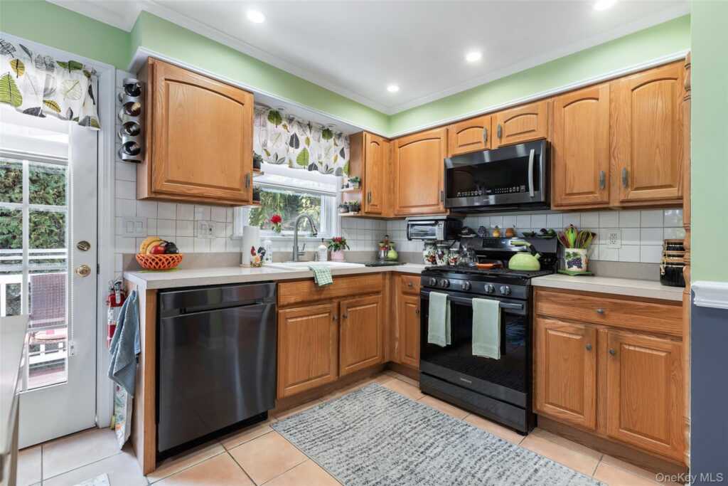 11 Brook Road, Rye, NY 10573 - Photo 7 of 38