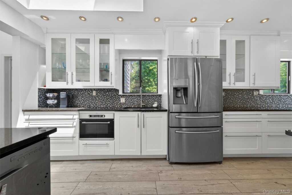 194 S Mountain Road, New City, NY 10956 - Photo 12 of 50