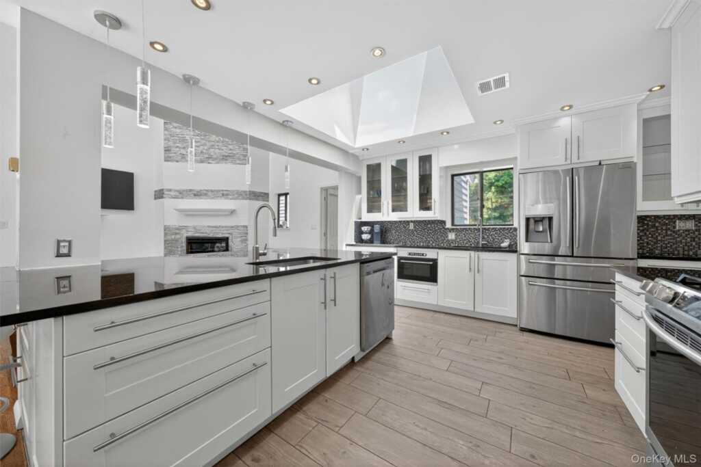 194 S Mountain Road, New City, NY 10956 - Photo 13 of 50