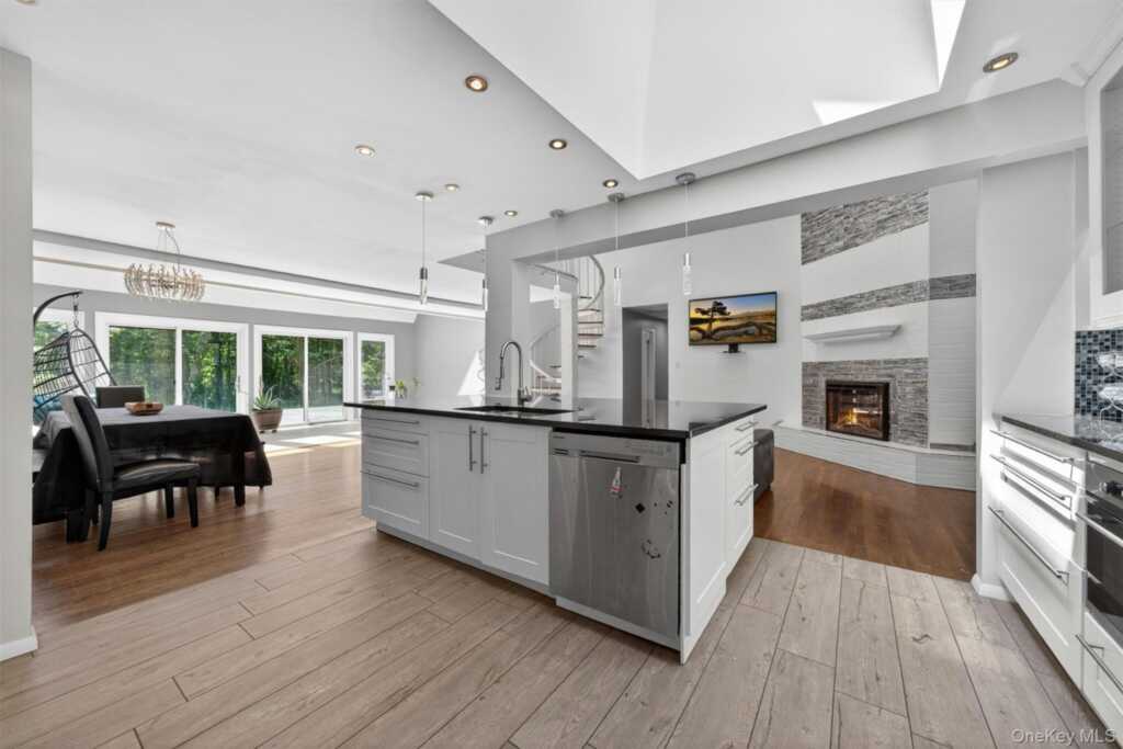 194 S Mountain Road, New City, NY 10956 - Photo 14 of 50