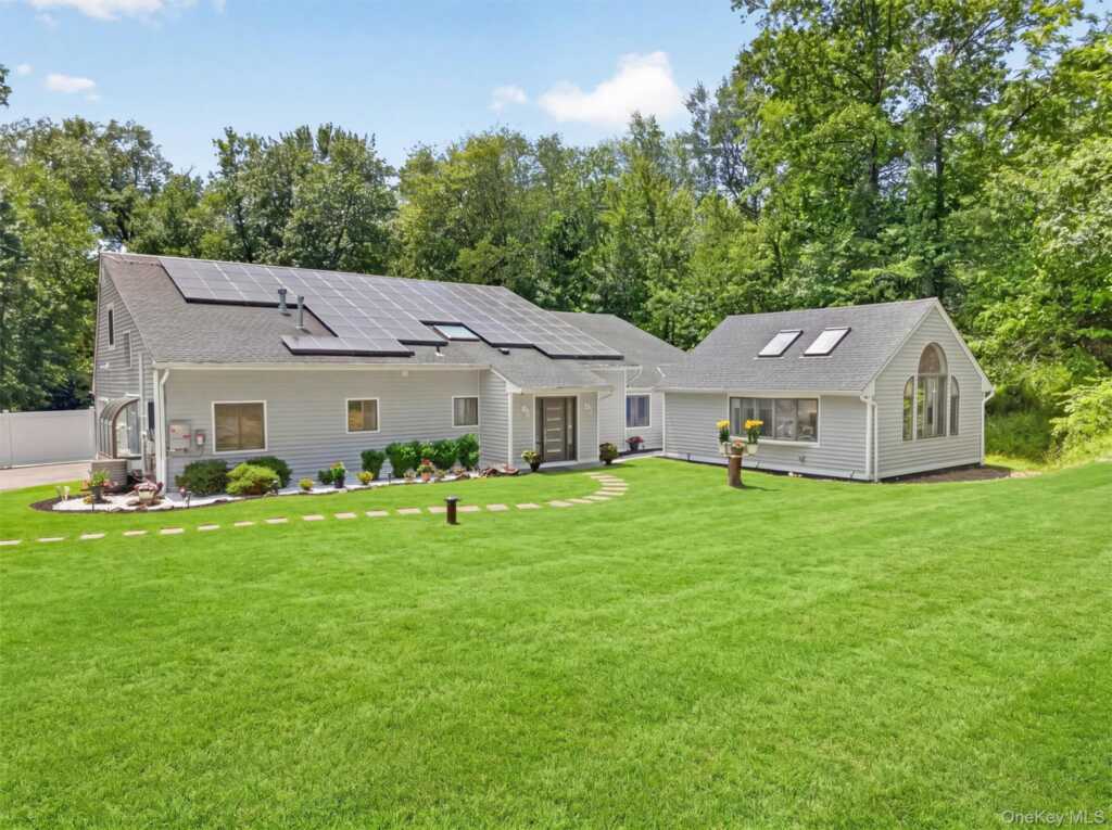 194 S Mountain Road, New City, NY 10956 - Photo 3 of 50