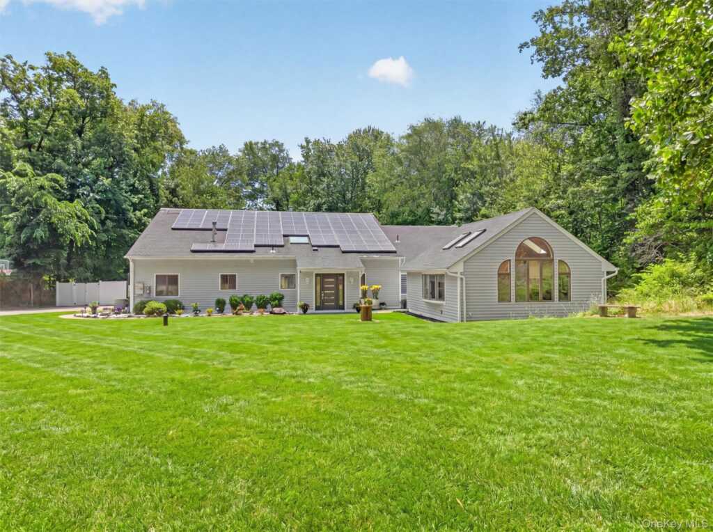 194 S Mountain Road, New City, NY 10956 - Photo 4 of 50