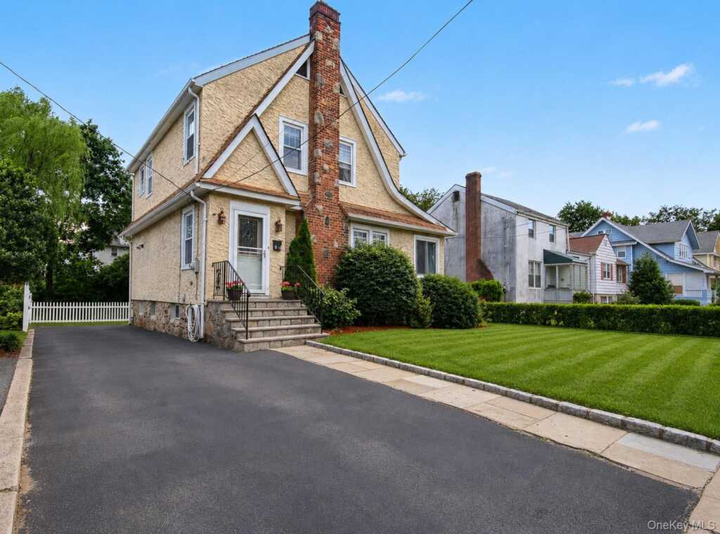 31 Brookdale Avenue, White Plains, NY 10603 - Photo 3 of 44
