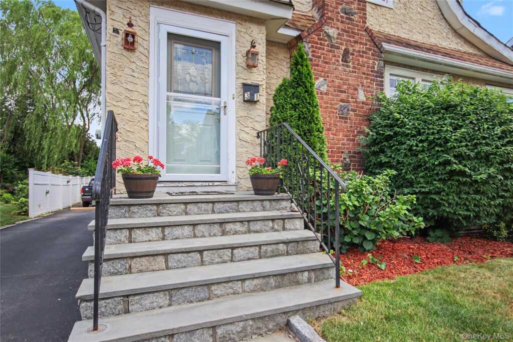 31 Brookdale Avenue, White Plains, NY 10603 - Photo 4 of 44