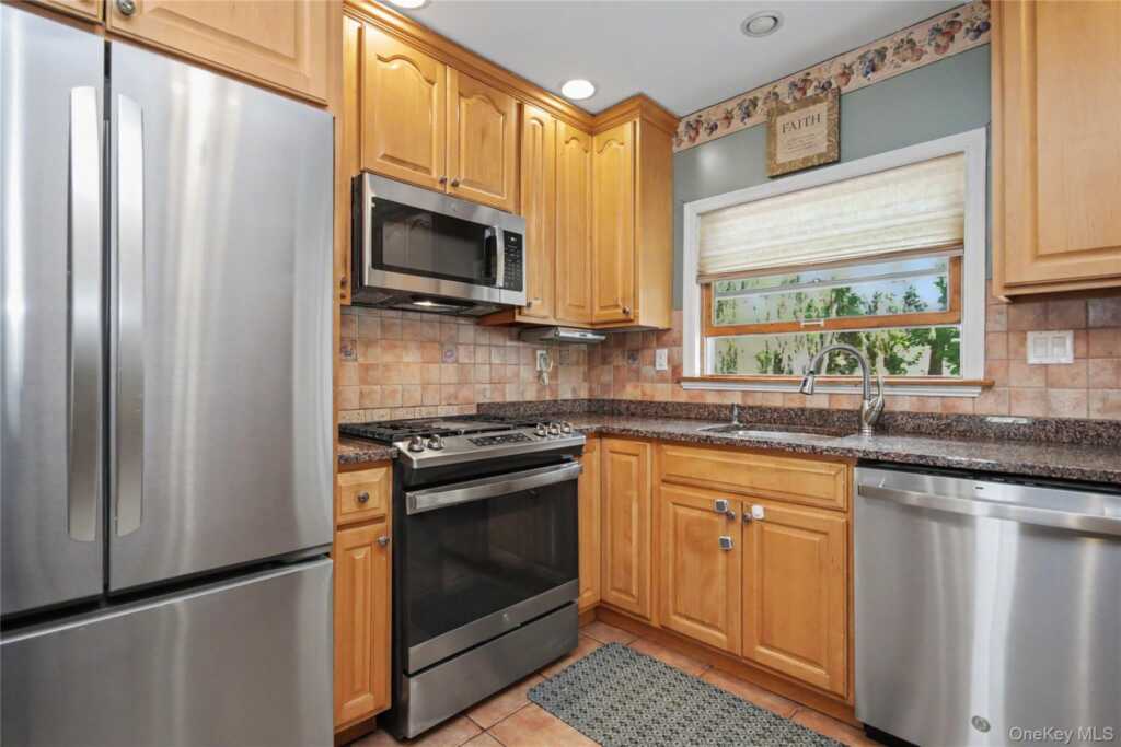 31 Brookdale Avenue, White Plains, NY 10603 - Photo 7 of 44