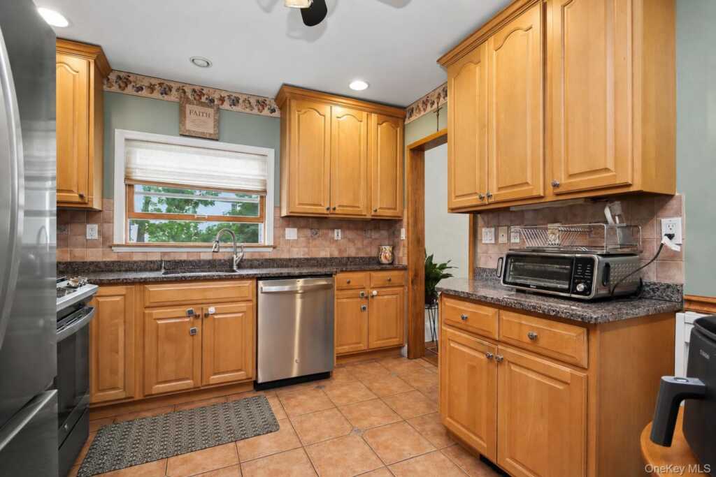 31 Brookdale Avenue, White Plains, NY 10603 - Photo 8 of 44