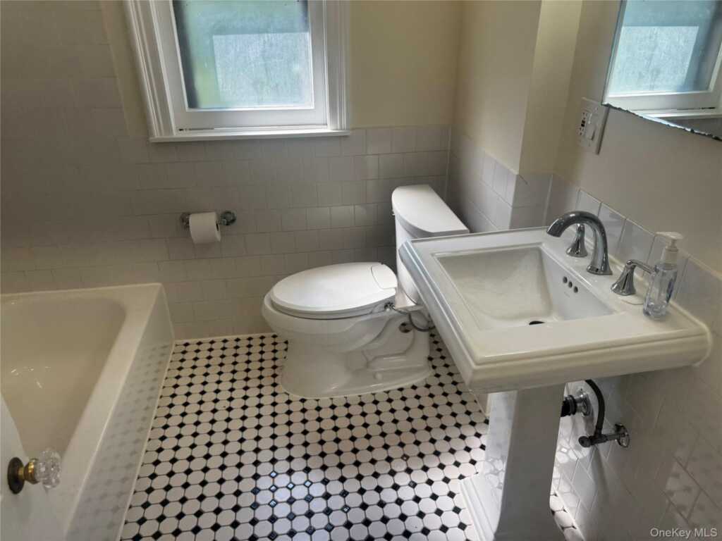 27 Keogh Lane, New Rochelle, NY 10805 - Photo 10 of 13
