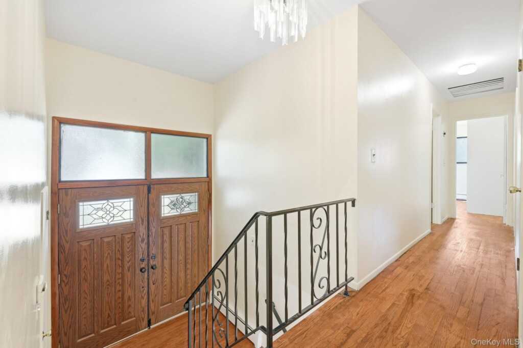 69 Crawford Terrace, New Rochelle, NY 10804 - Photo 5 of 29