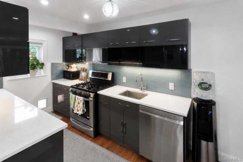 40 Emmett Terrace, New Rochelle, NY 10805 - Photo 12 of 50