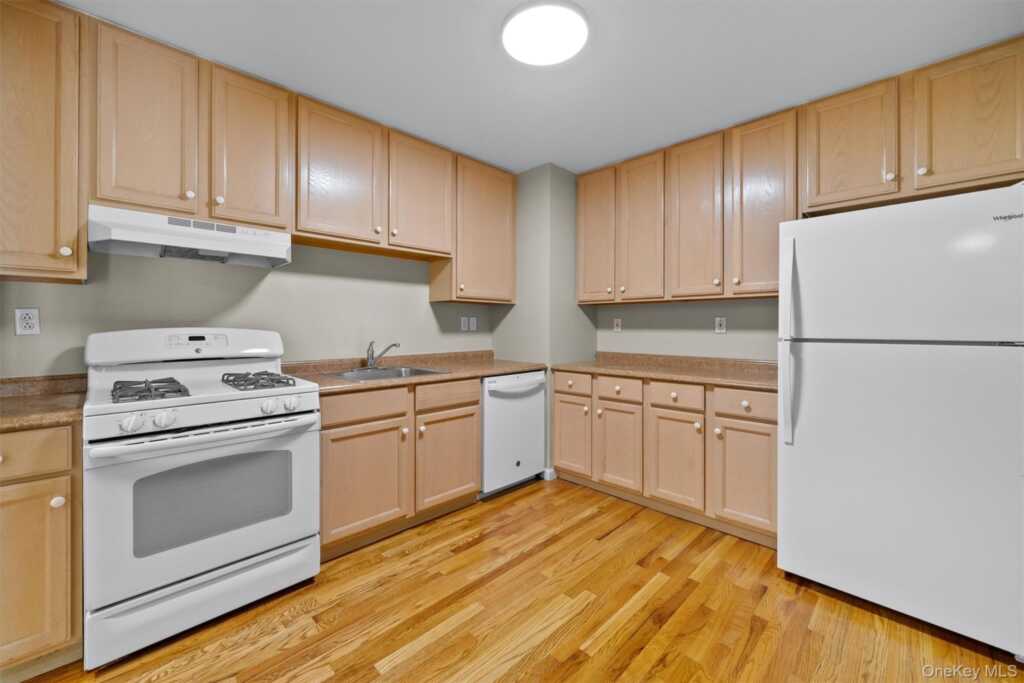 10-12 Chestnut Street, Unit #A304, Suffern, NY 10901 - Photo 6 of 35